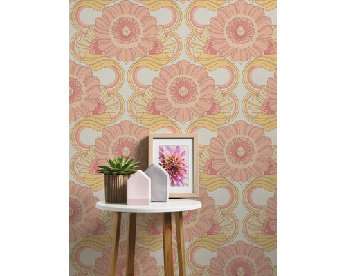 Rum med retro blomtapet, ett bord med dekoration