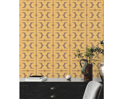 Tapet med geometriskt mönster på en vardagsrumsvägg