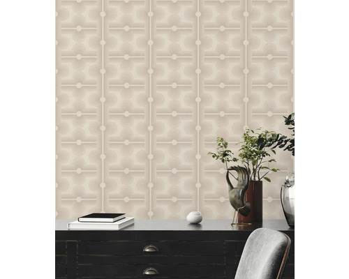 Vardagsrumsscen med mönstrad tapet, byrå och dekorationer