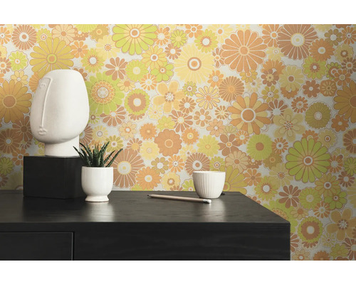 Rum med retro blomstertapet, huvudskulptur och växt
