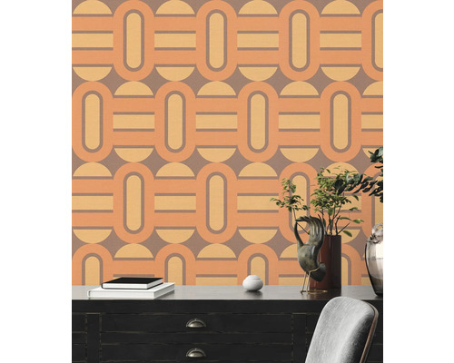Rum med retrotapet med geometriska former i bruna och beige toner.