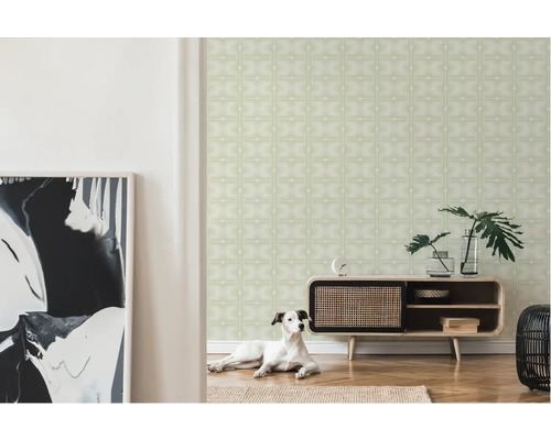 Ljust rum med mönstrad tapet, byrå och hund