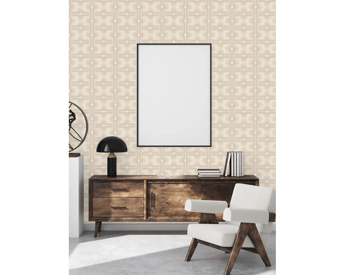 Interiör med mönstrad tapet, byrå, fåtölj och fotoram