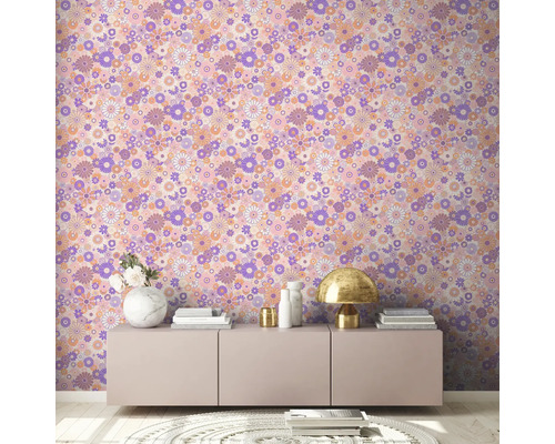 Vardagsrum med blommig tapet, byrå, lampa och dekoration