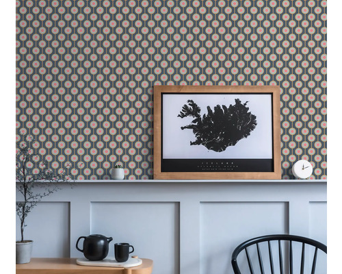 Rum med en mönstrad tapet, en bild av Island och dekorationer.