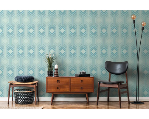 Vardagsrum med mönstrad tapet, byrå och stol