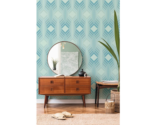 Vardagsrum med geometrisk tapet, byrå och spegel