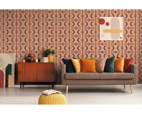 Vardagsrum med brun retrotapet, soffa och byrå