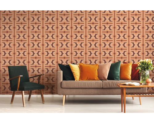 Vardagsrum med brun tapet med retromönster, soffa och fåtölj