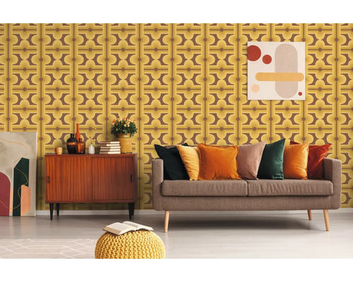 Scen av ett vardagsrum med en brun soffa, en gul puff och en vägg med retrotapet.