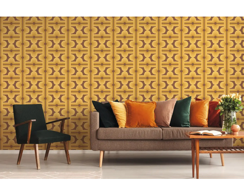 Vardagsrum med brunmönstrad retrotapet, soffa, kuddar, fåtölj och bord