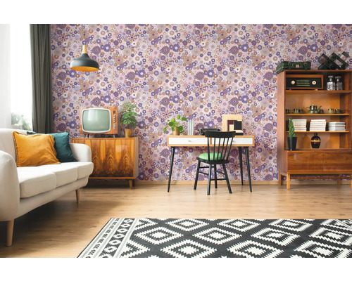 Vardagsrum med blommig tapet, soffa, matta och möbler i retrostil.