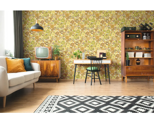 Retro vardagsrum med blommig tapet, soffa, skåp, skrivbord, matta och dekoration