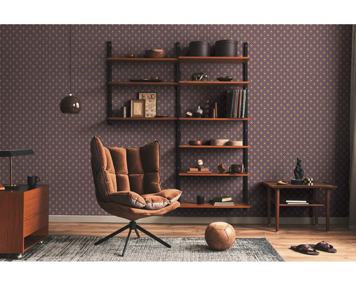 Vardagsrum med fåtölj, hylla och mönstrad tapet