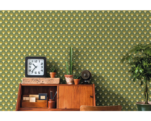 Dekorativ väggdesign med mönstrad tapet och vintagemöbler i ett vardagsrum