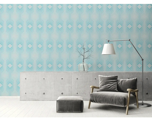 Vardagsrum med fåtölj, lampa och mönstrad tapet