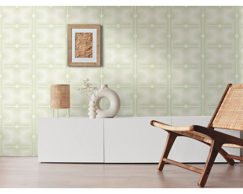 Vardagsrum med mönstrad tapet, skänk, dekoration och trästol