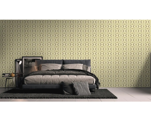 Sovrum med mönstrad tapet, säng, sänglampa och dekoration