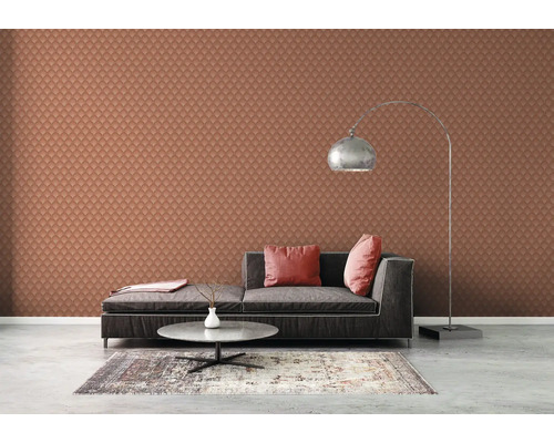 Vardagsrum med mönstrad tapet, soffa, golvlampa och matta