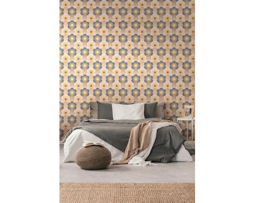 Sovrum med dubbelsäng och blommig tapet
