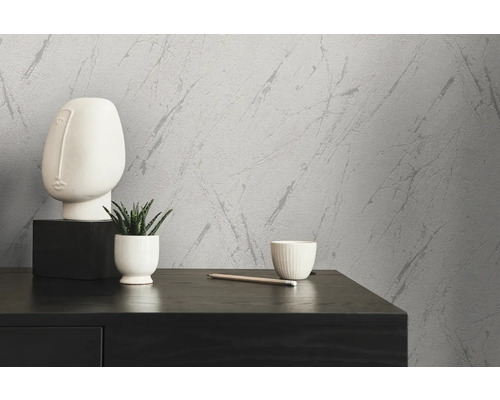 Dekorativ vägg med marmormönster och bord med dekorationer