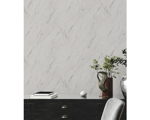 Vägg med marmortapet i ett vardagsrum