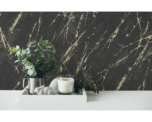 Dekorativ väggdekoration med marmortapet i grått och guld