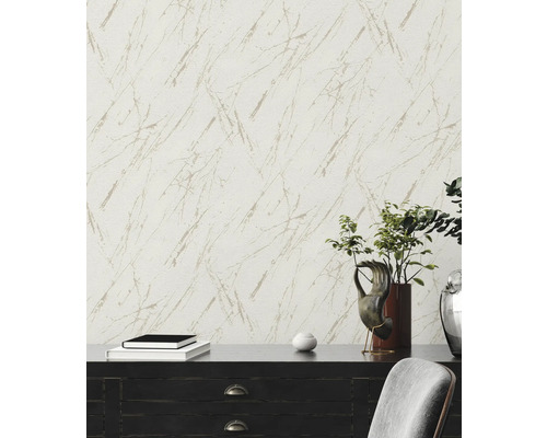 Scen med en mönstrad tapet som pryder ett rum