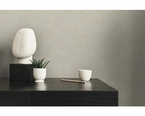 Dekorativa föremål på ett svart träskåp