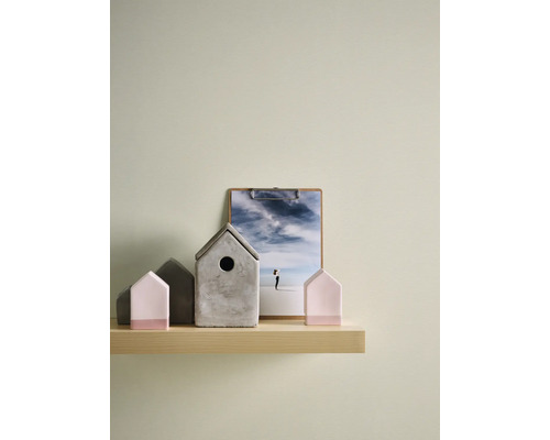 Dekorativa husobjekt och en bild på en trähylla