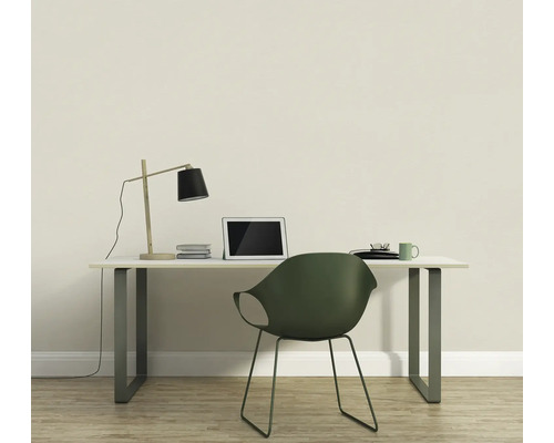 Arbetsrum med skrivbord, lampa, surfplatta och stol