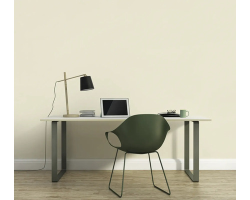 Arbetsrum med skrivbord, stol, lampa och bärbar dator för en ljus och organiserad miljö.