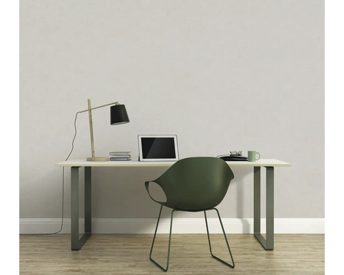 Kontor med skrivbord, lampa, bärbar dator och stol