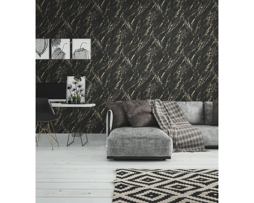 Vardagsrum med svart och guld marmortapet, soffa, skrivbord och dekorationer för en elegant interiör