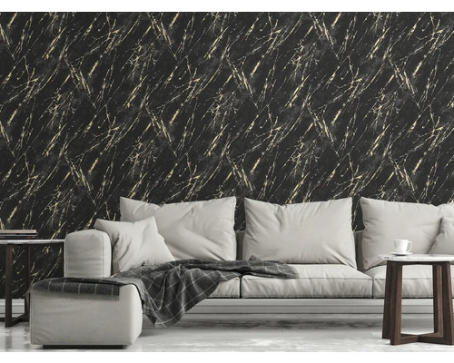 Vardagsrum med svart marmortapet med gyllene accenter och vit soffa