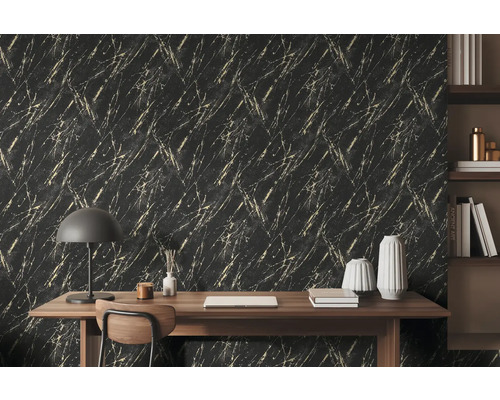 Rum med svart tapet med marmormönster, skrivbord, lampa och hylla.