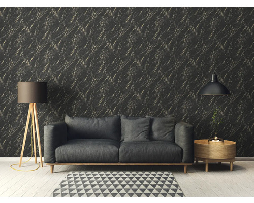 Vardagsrum med soffa, lampa och mönstrad tapet