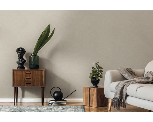 Vardagsrum med soffa, träbord, träskänk och dekoration