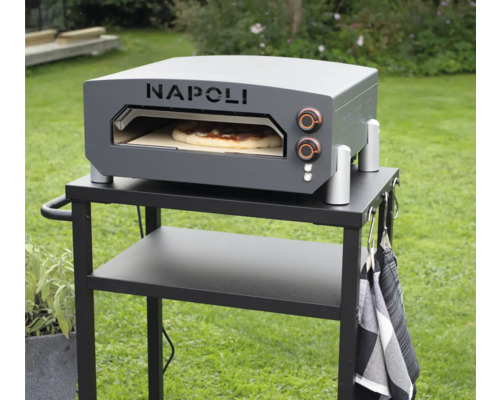 Napoli pizza ugn på en grillvagn i en trädgård.