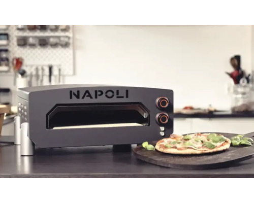 Napoli pizzaugn med pizza på träbräda i köksmiljö