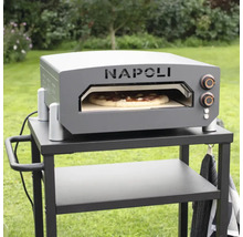 Napoli pizzaugn på en serveringsvagn i trädgården