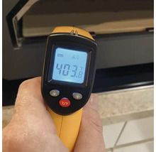Närbild av en infraröd termometer som visar en temperatur på 403,8 grader