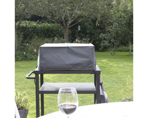 Grill med skyddshuva i trädgården