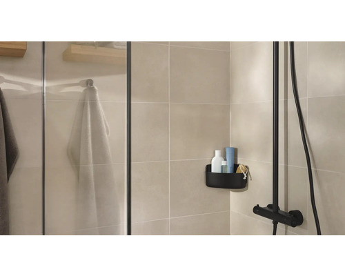 Ljust badrum med dusch, förvaringskorg och handdukar