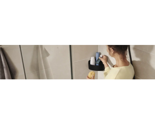 Kvinna med badsvamp och duschgel i badrumshyllan