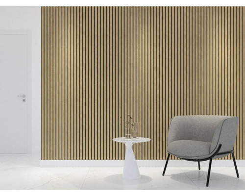 Rumsbild med väggpaneler, fåtölj och bord