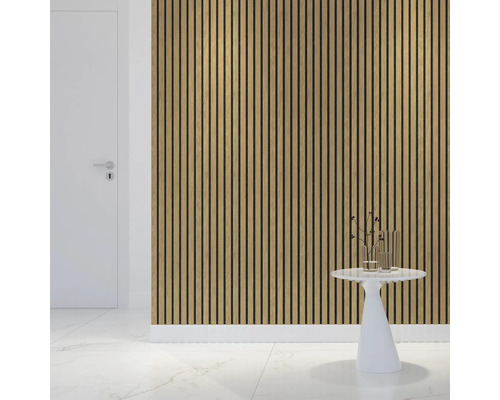 Väggdekoration med träpaneler i en interiör bredvid en dörr och ett bord.