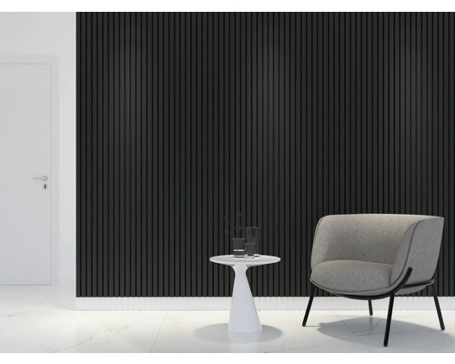 Interiör med väggpaneler, fåtölj och sidobord