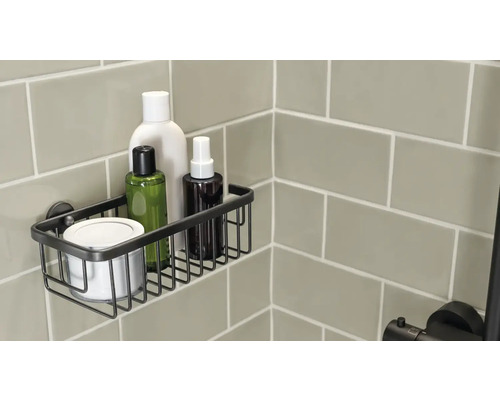 Duschkorg i metallnät med hygienprodukter på en kakelvägg