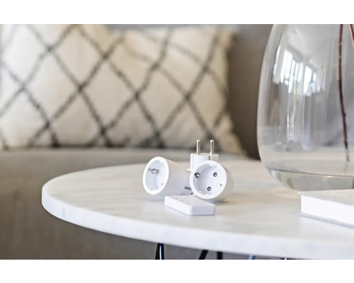 Smarta kontaktadaptrar och fjärrkontroll på ett bord